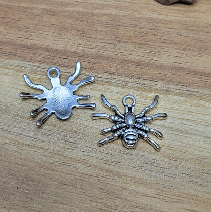 Verleihen Sie Ihren Schmuckstücken mit diesen Charms-Anhängern eine schaurig-faszinierende Note.  Diese Anhänger bestechen durch ihr zeitloses Design mit einem attraktiven, antik silberfarbenen Finish. Sie sind einseitig geprägt und verfügen über eine stabile Öse an der Oberseite.