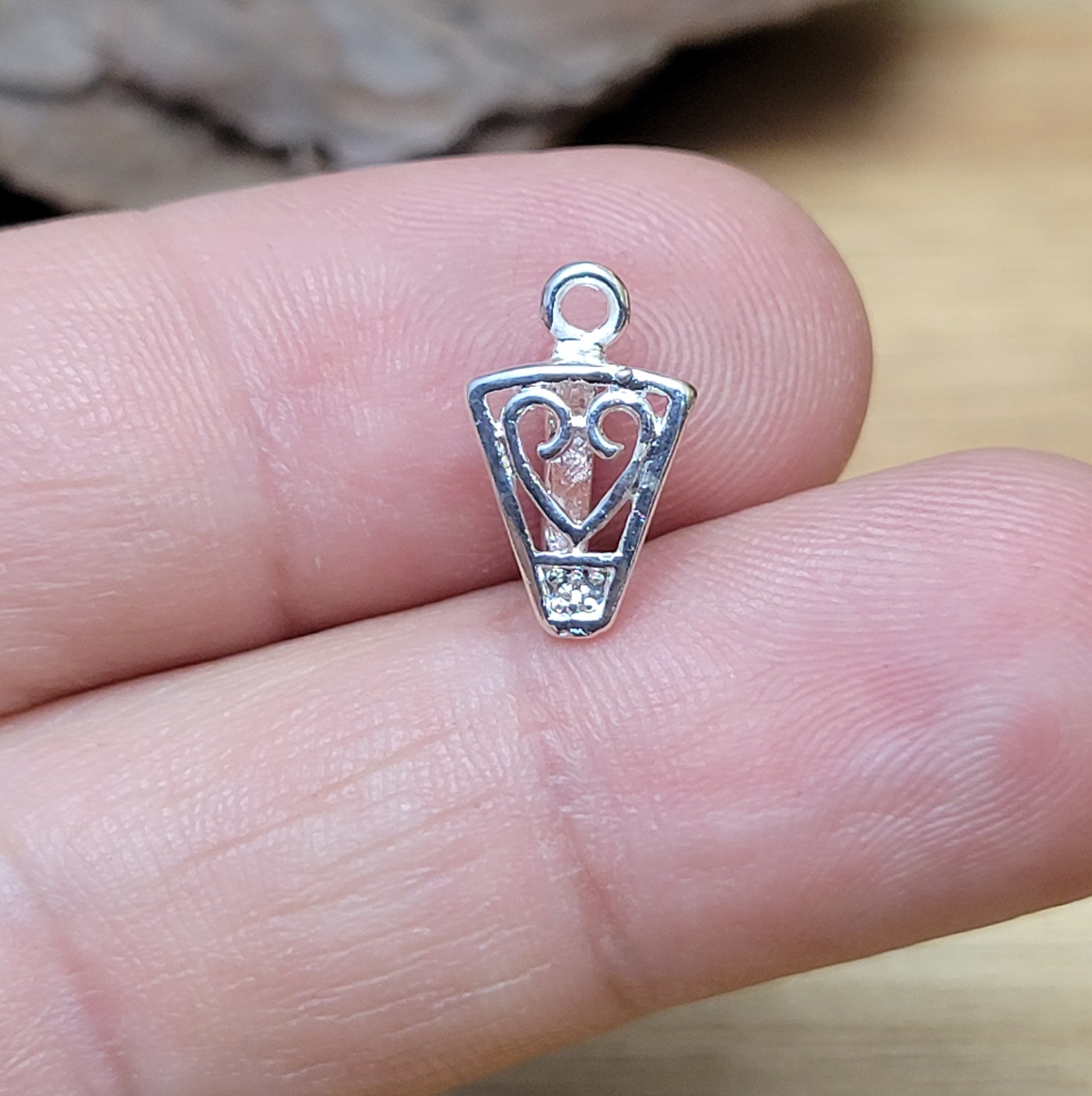 Diese 2 Schnörkel-Anhängerösen sind nicht nur stilvoll, sondern auch äußerst vielseitige Schmuckzubehörteile. Mit ihrer glänzenden .925 Sterling Versilberung werden sie zu edlen Komponenten, die sich perfekt als Aufhängevorrichtungen für Schmuckstücke und Edelsteine eignen.