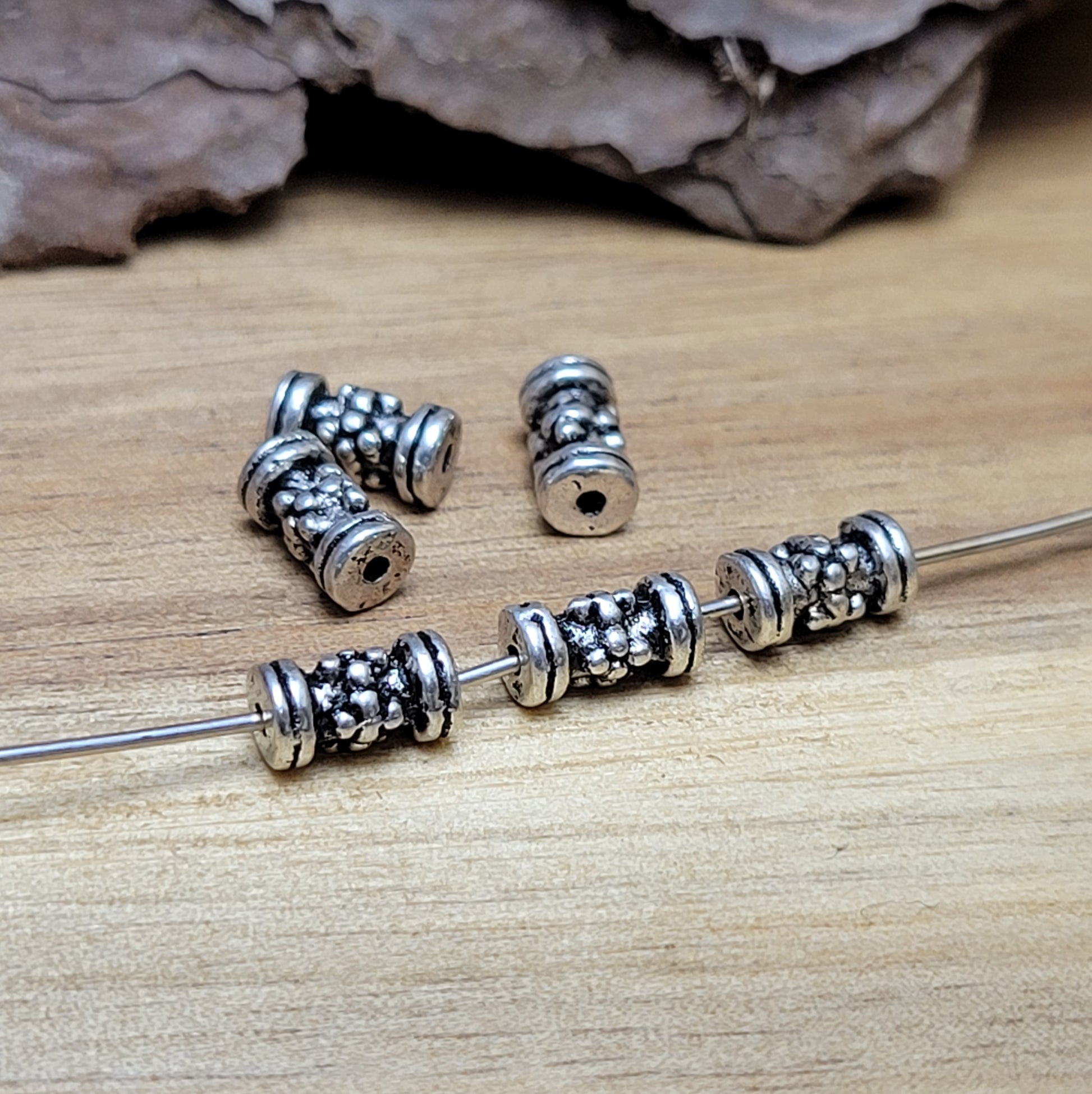 12 Ethno Metallperlen Tube, Walze, 7x3mm, antik silberfarbig

Setze eindrucksvolle Akzente in deinen Schmuckkreationen mit diesen 12 kleinen, walzenförmigen Metallperlen, die mit einem ansprechenden Ethno-Muster versehen sind.