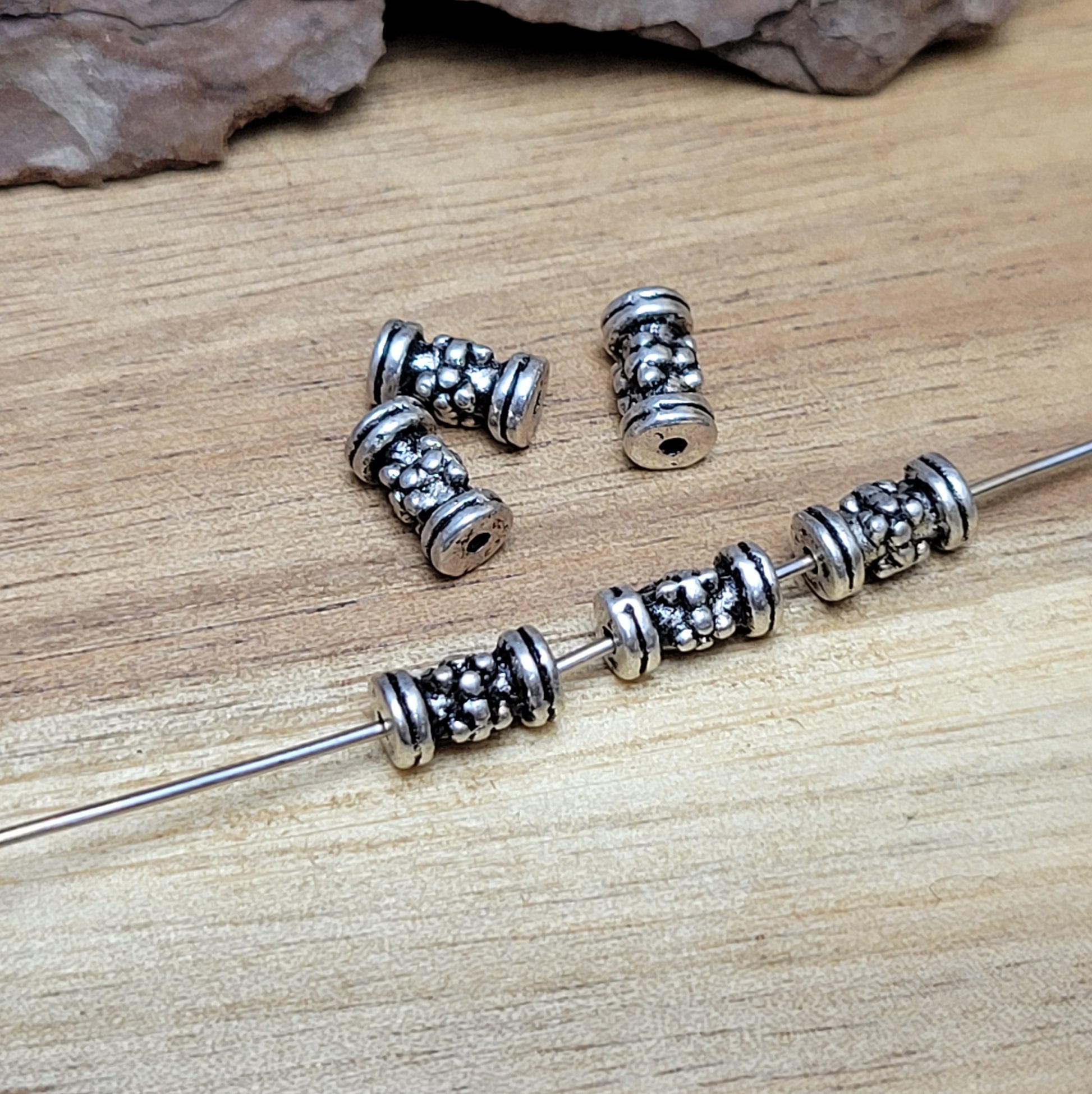 12 Ethno Metallperlen Tube, Walze, 7x3mm, antik silberfarbig

Setze eindrucksvolle Akzente in deinen Schmuckkreationen mit diesen 12 kleinen, walzenförmigen Metallperlen, die mit einem ansprechenden Ethno-Muster versehen sind.