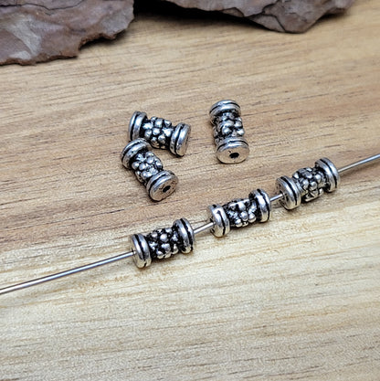 12 Ethno Metallperlen Tube, Walze, 7x3mm, antik silberfarbig

Setze eindrucksvolle Akzente in deinen Schmuckkreationen mit diesen 12 kleinen, walzenförmigen Metallperlen, die mit einem ansprechenden Ethno-Muster versehen sind.
