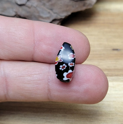4 wunderschöne Millefiori Glasperlen in charmanter Nuggetform. Diese faszinierenden schwarzen Perlen sind perfekt für die Schaffung einzigartiger und individueller Schmuckstücke. Sie eignen sich hervorragend für die Gestaltung von Ketten, Armbändern und Ohrringen.
