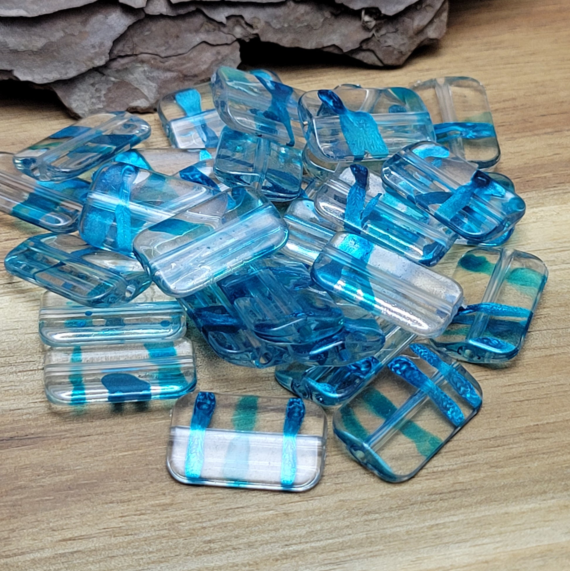 Mit 28 leichten Perlen aus klarem Acryl in Kissenform, die mit faszinierenden petrolfarbenen Akzenten verziert sind, eröffnen sich grenzenlose kreative Möglichkeiten.  Diese vielseitigen Perlen sind nicht nur perfekt für die Schmuckherstellung, sondern auch ideal für DIY-Projekte wie das Gestalten von luftigen Ketten, funkelnden Perlenvorhängen, auffälligen Suncatchern, oder einzigartigen Schlüsselanhängern.