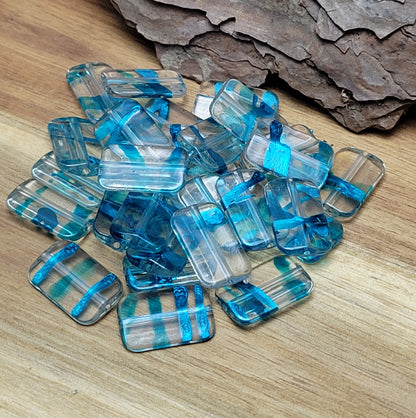Mit 28 leichten Perlen aus klarem Acryl in Kissenform, die mit faszinierenden petrolfarbenen Akzenten verziert sind, eröffnen sich grenzenlose kreative Möglichkeiten.  Diese vielseitigen Perlen sind nicht nur perfekt für die Schmuckherstellung, sondern auch ideal für DIY-Projekte wie das Gestalten von luftigen Ketten, funkelnden Perlenvorhängen, auffälligen Suncatchern, oder einzigartigen Schlüsselanhängern.