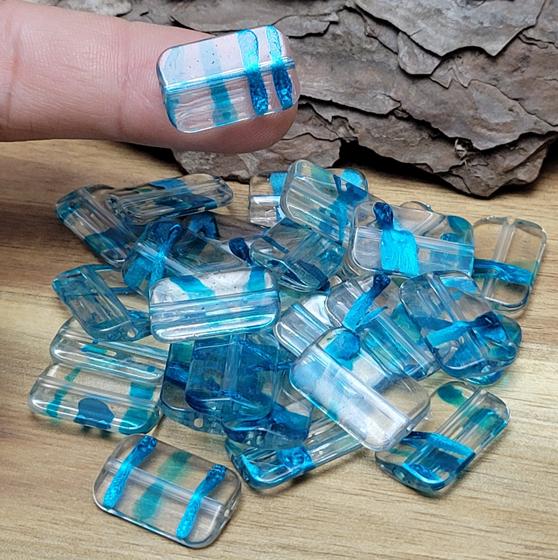 Mit 28 leichten Perlen aus klarem Acryl in Kissenform, die mit faszinierenden petrolfarbenen Akzenten verziert sind, eröffnen sich grenzenlose kreative Möglichkeiten.  Diese vielseitigen Perlen sind nicht nur perfekt für die Schmuckherstellung, sondern auch ideal für DIY-Projekte wie das Gestalten von luftigen Ketten, funkelnden Perlenvorhängen, auffälligen Suncatchern, oder einzigartigen Schlüsselanhängern.