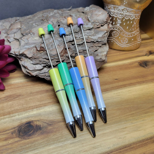 Verleihen Sie Ihrem Alltag eine farbenfrohe Note oder gestalten Sie ein einzigartiges Geschenk mit unserem anpassbaren Kugelschreiber. Dieser Kugelschreiber lässt sich nach Ihren Wünschen mit Perlen verzieren und bietet unendliche Gestaltungsmöglichkeiten.