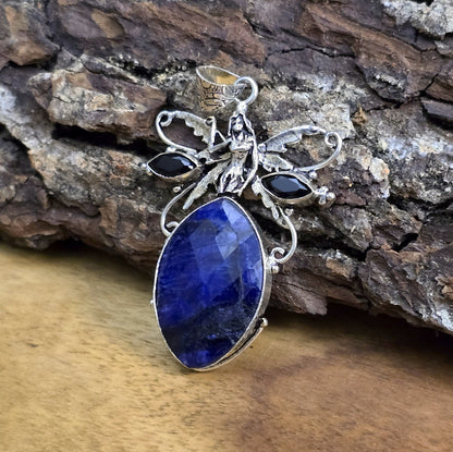 .925 Sterling Silber Anhänger, Elfe mit facettiertem Navettenstein aus mystisch blauem Glas