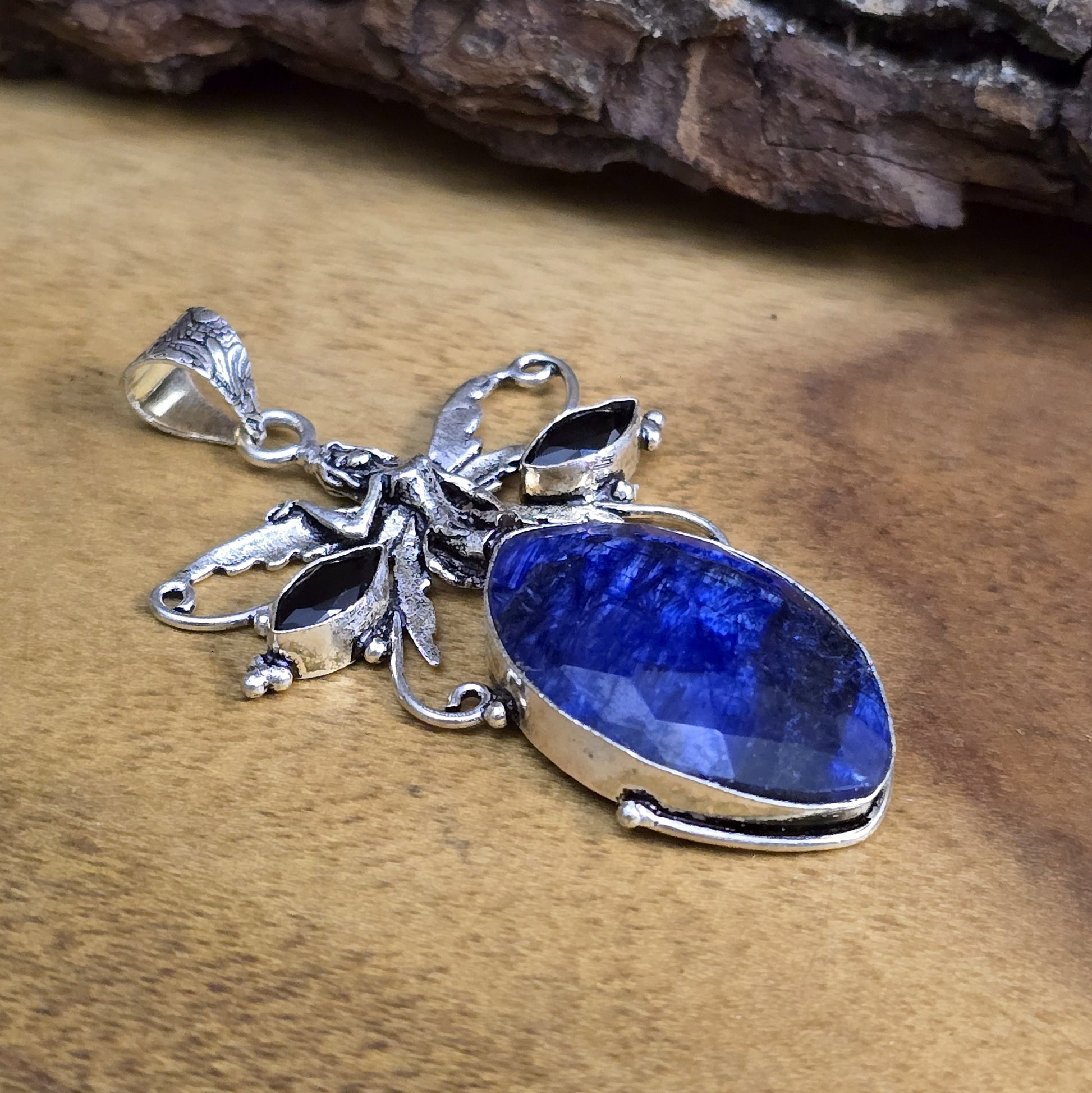 .925 Sterling Silber Anhänger, Elfe mit facettiertem Navettenstein aus mystisch blauem Glas