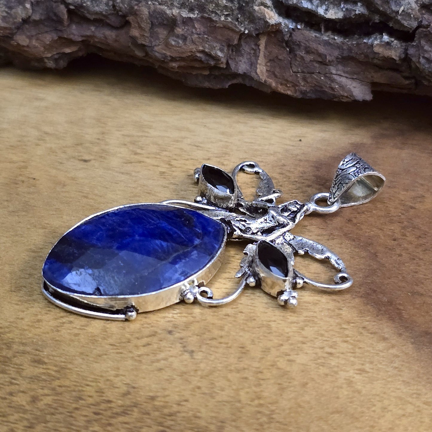 .925 Sterling Silber Anhänger, Elfe mit facettiertem Navettenstein aus mystisch blauem Glas