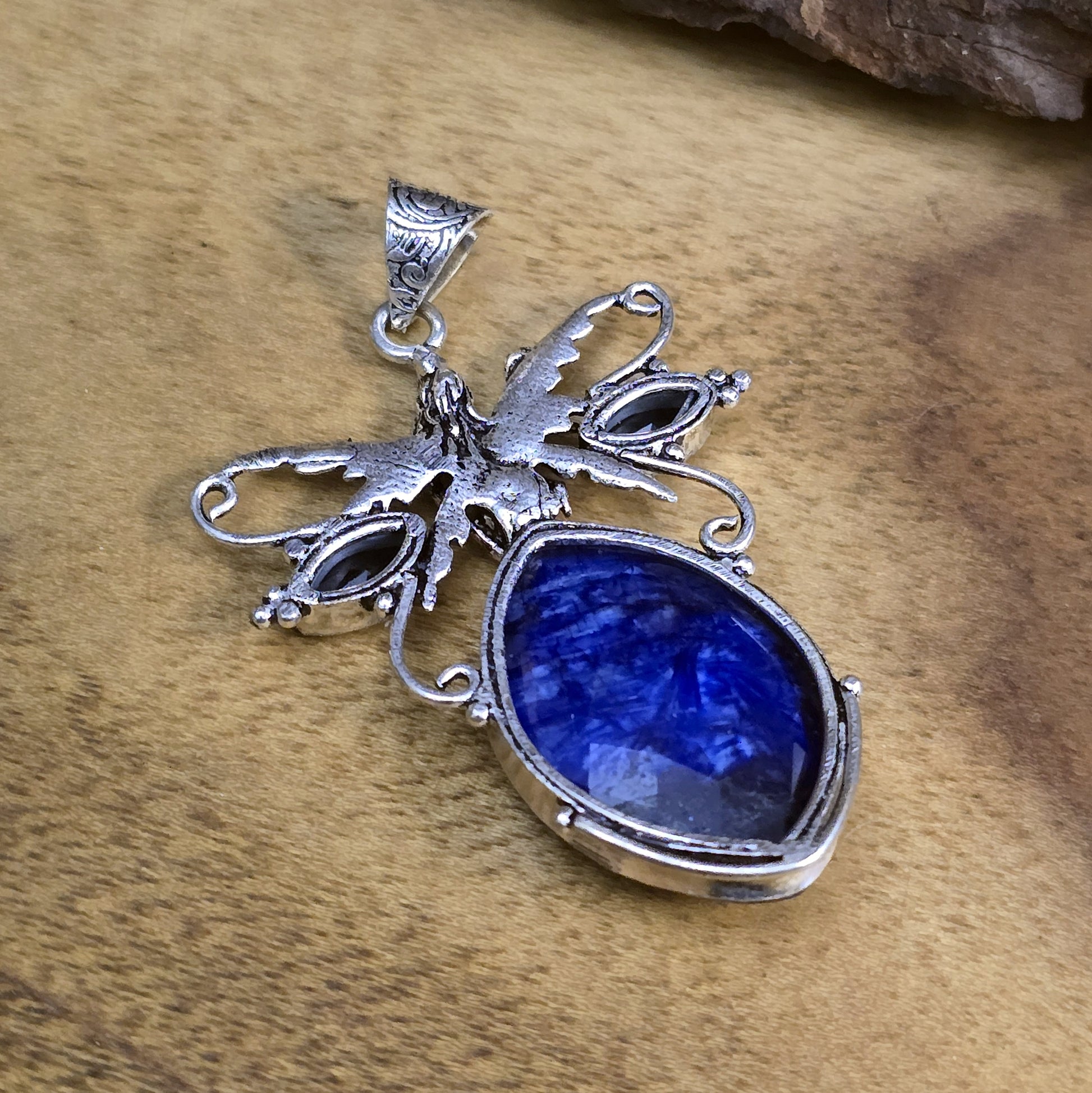 .925 Sterling Silber Anhänger, Elfe mit facettiertem Navettenstein aus mystisch blauem Glas