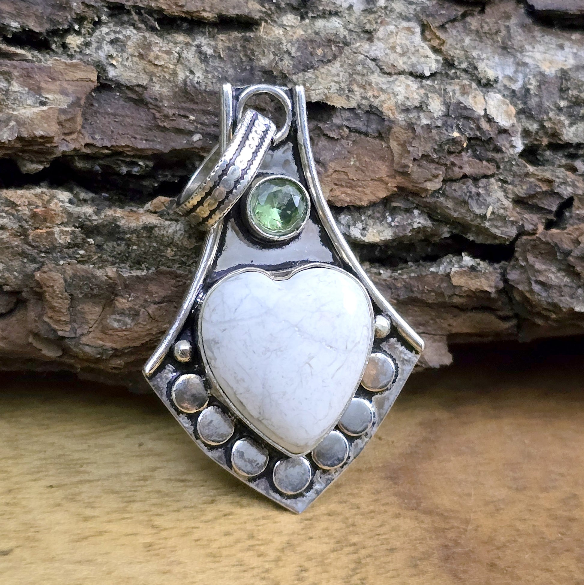 .925 Sterling Silber Anhänger, Wappen mit Herz aus Howlith, Peridot