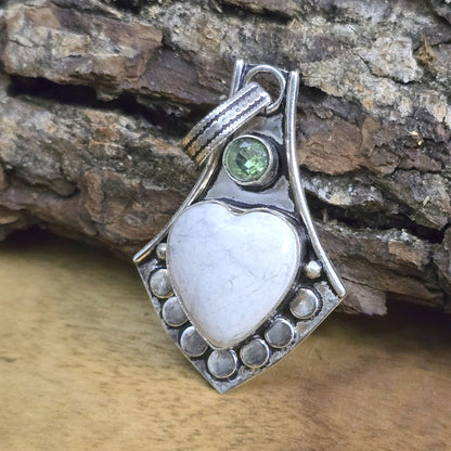 .925 Sterling Silber Anhänger, Wappen mit Herz aus Howlith, Peridot