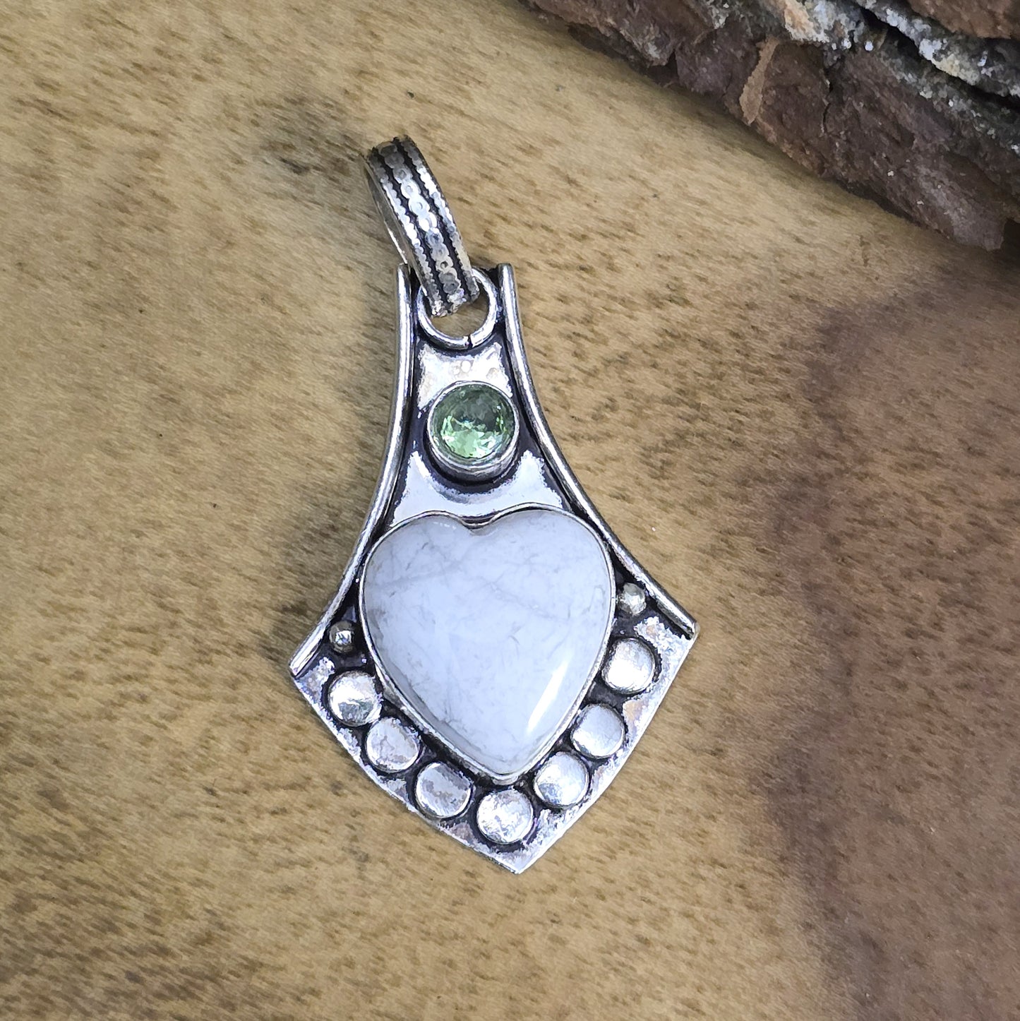 .925 Sterling Silber Anhänger, Wappen mit Herz aus Howlith, Peridot