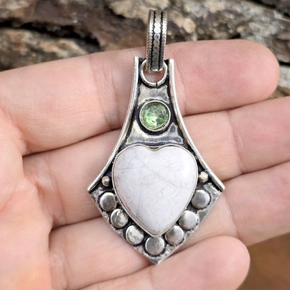 .925 Sterling Silber Anhänger, Wappen mit Herz aus Howlith, Peridot