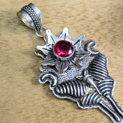 .925 Sterling Silber Anhänger, Luna Nachtfalter mit Sternblume und Cabochon aus Granat