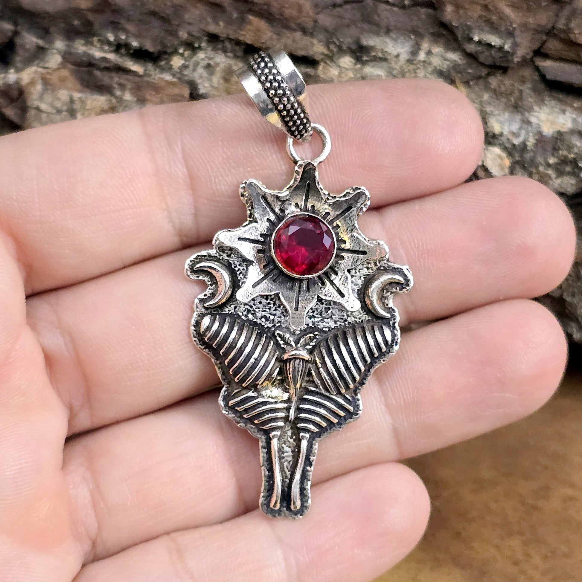 .925 Sterling Silber Anhänger, Luna Nachtfalter mit Sternblume und Cabochon aus Granat