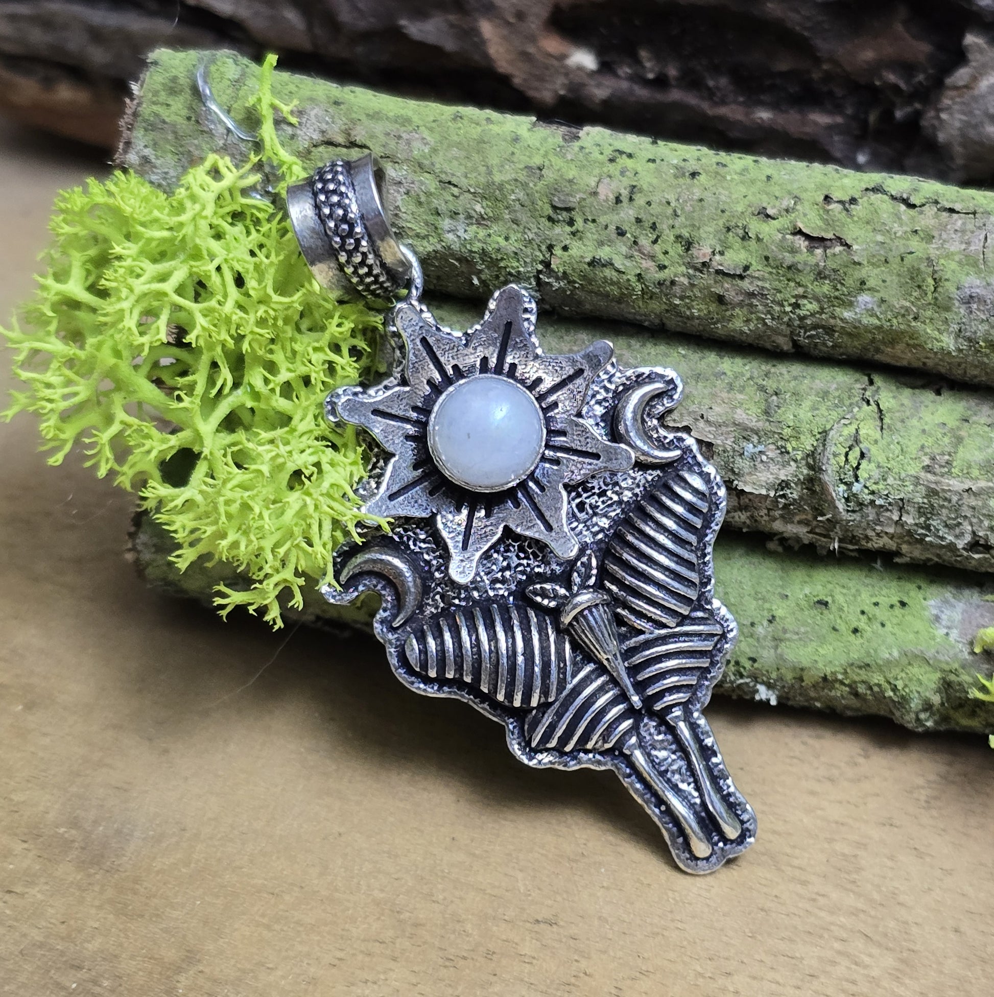 .925 Sterling Silber Anhänger, Luna Nachtfalter mit Sternblume und Cabochon aus Regenbogen Mondstein