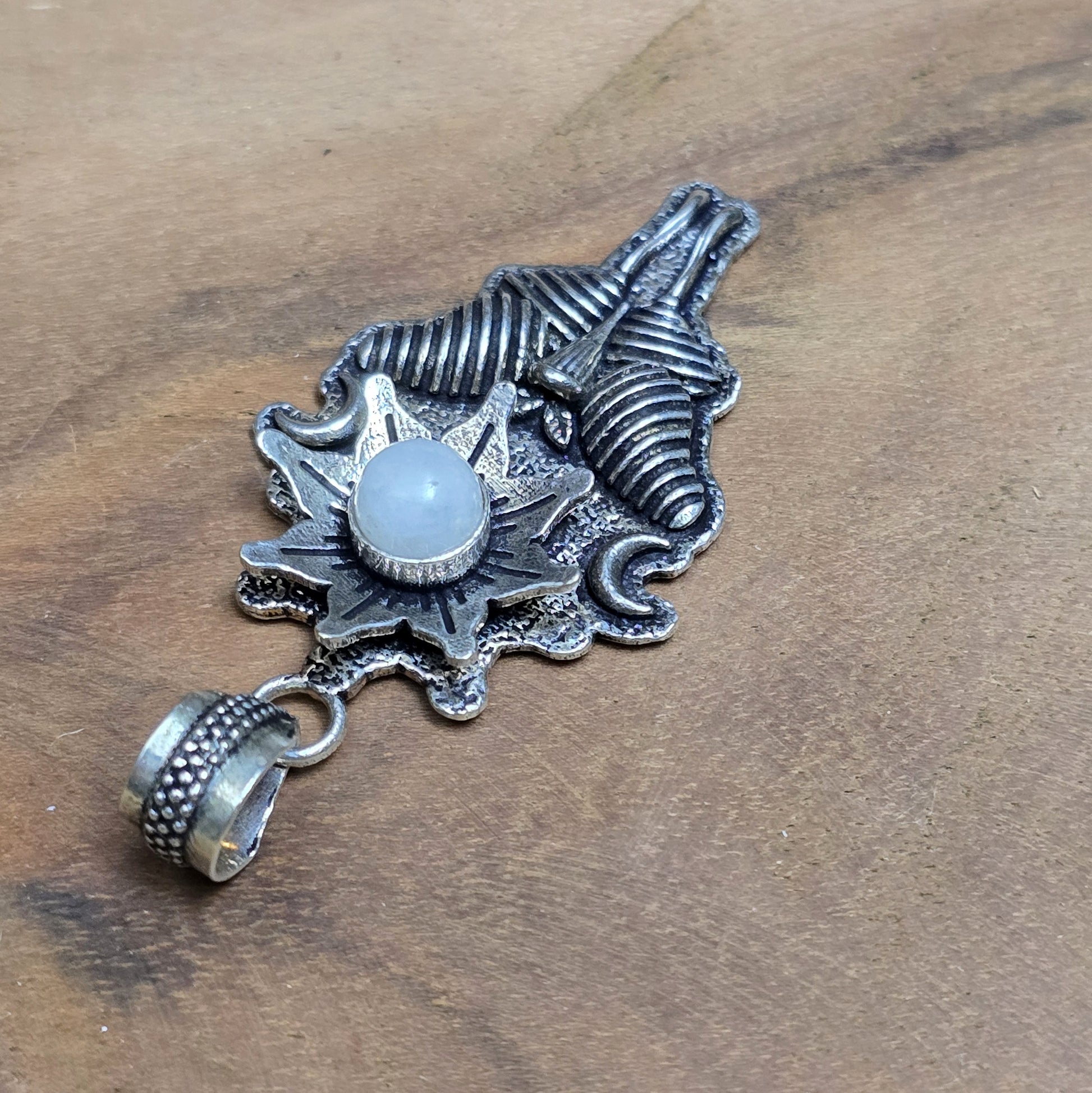 .925 Sterling Silber Anhänger, Luna Nachtfalter mit Sternblume und Cabochon aus Regenbogen Mondstein