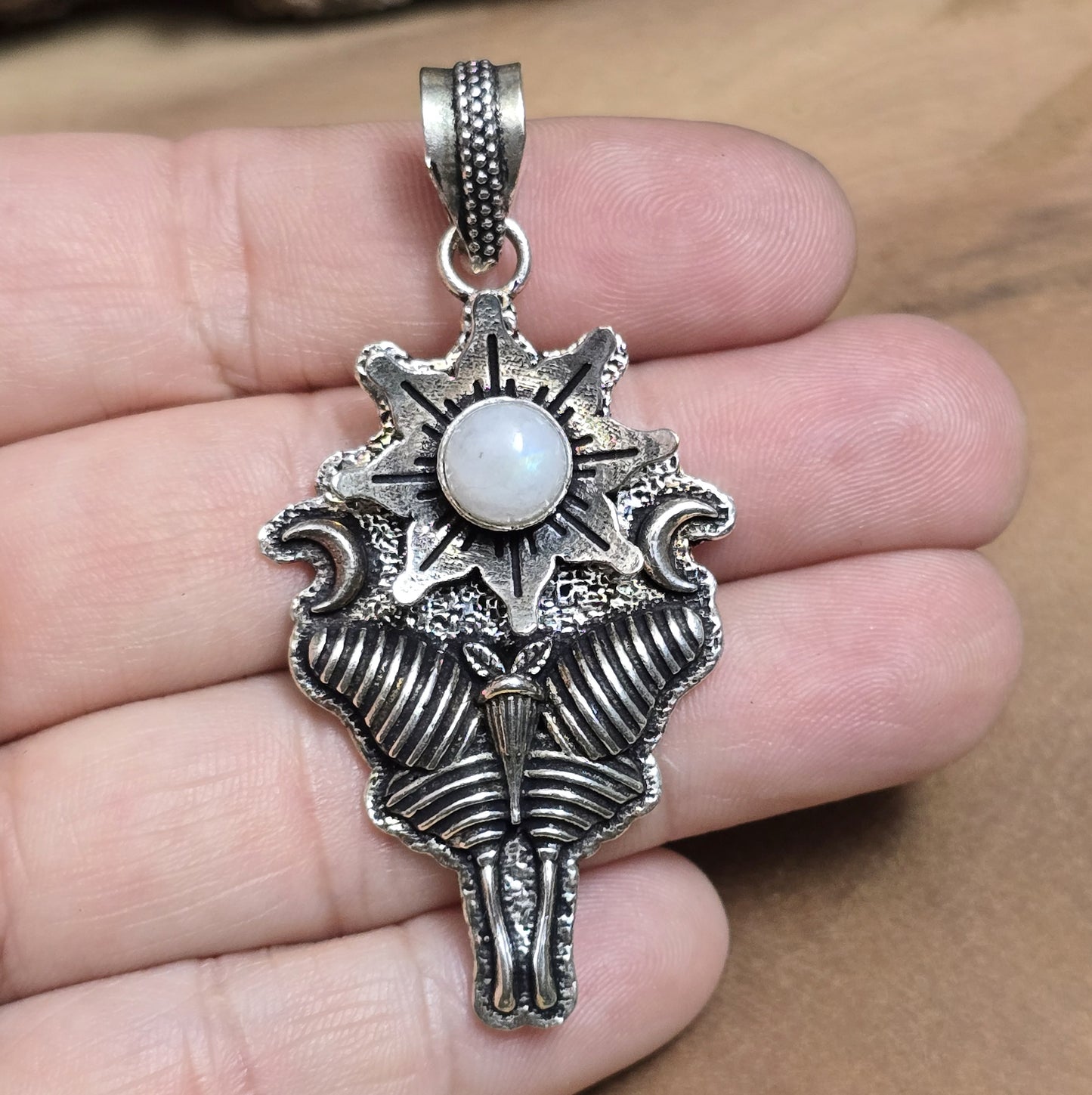 .925 Sterling Silber Anhänger, Luna Nachtfalter mit Sternblume und Cabochon aus Regenbogen Mondstein