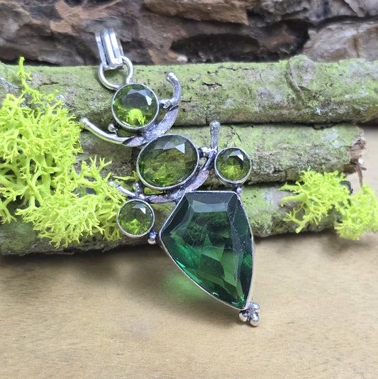 .925 Sterling Silber Anhänger, Mystic of Nature mit grünen facettiertem Glasstein & Peridot