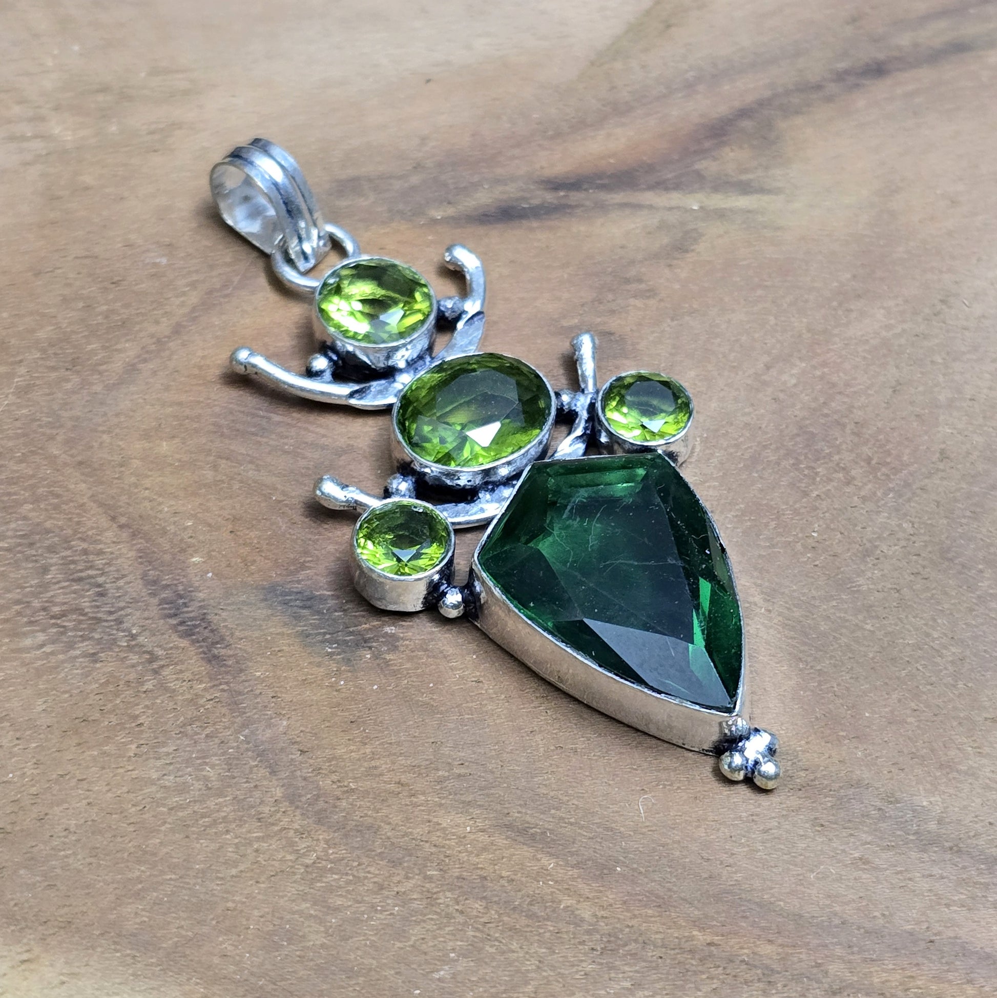 .925 Sterling Silber Anhänger, Mystic of Nature mit grünen facettiertem Glasstein & Peridot