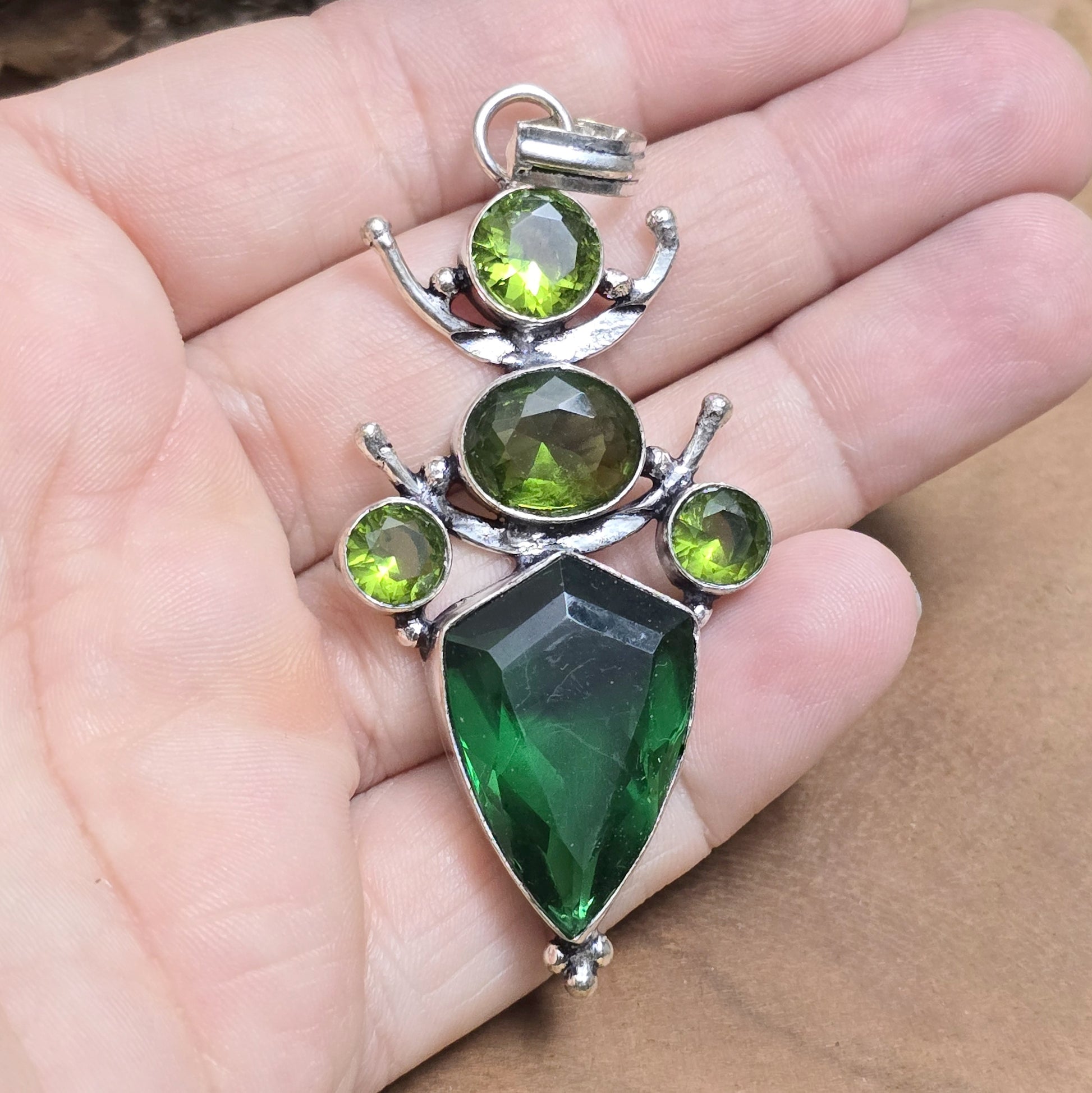 .925 Sterling Silber Anhänger, Mystic of Nature mit grünen facettiertem Glasstein & Peridot