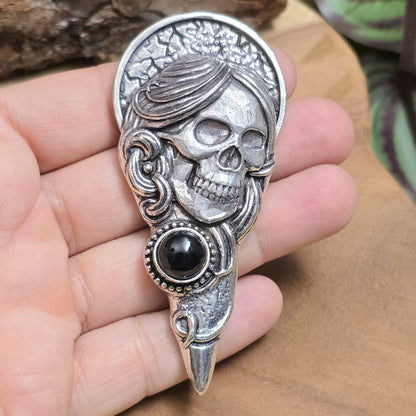 .925 Sterling Silber Anhänger, Santa Muerta, Totenkopf mit rundem schwarzem Onyx