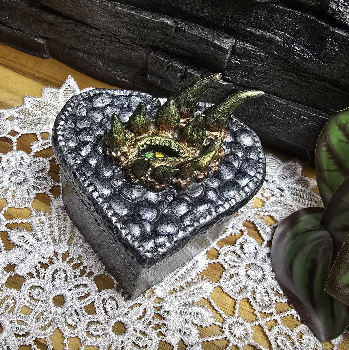Das Bild zeigt eine mystische Drachen Schmuckschatulle, Ladebox aus Holz, für Fantasy Fairycore

Diese mystische Drachen-Schmuckschatulle in Herzform ist ein wahres Meisterwerk der Magie und Fantasie.