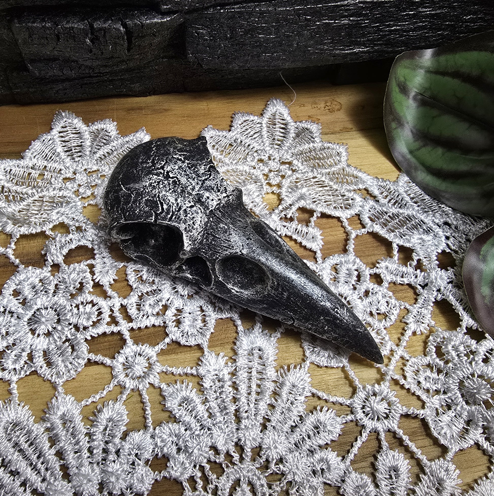 Das Bild zeigt einen Krähenschädel Dekofigur schwarz/silber, 10 cm, aus Kunststein, Hexenaltar, Altarschmuck, gotisches Wohndekor, Rabenschädel

Dieser mystische Krähenschädel aus Kunststein ist ein faszinierendes Schmuckstück für jedes gotische Wohndekor und ein kraftvolles Element für Ihren Hexenaltar. 