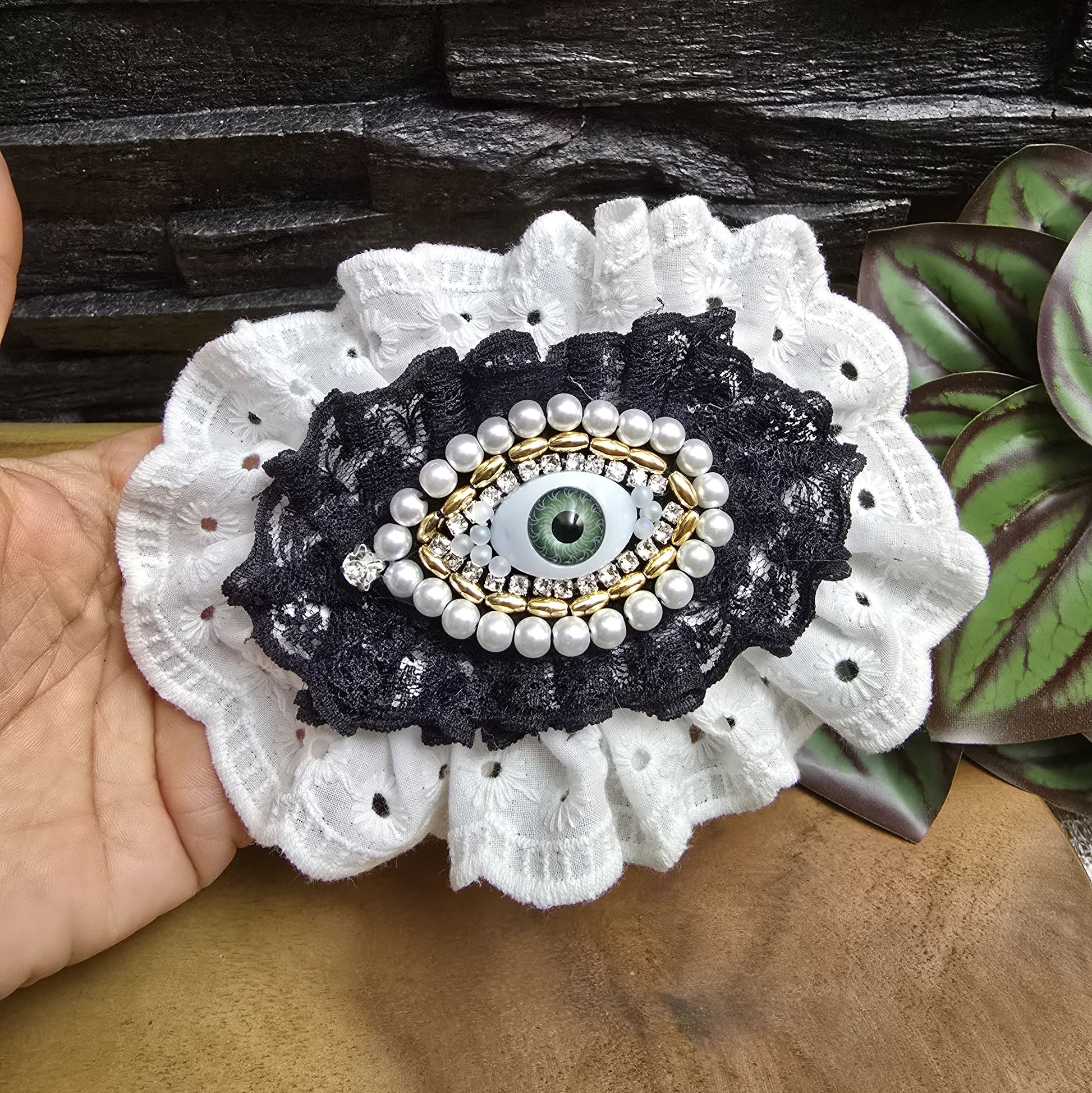 Das Bild zeigt eine tolle Haarspange Auge mit romantischer weiße Rüsche

Die Haarspange, die dich (und alle anderen) im Auge behält 👁️
Diese Haarspange ist nicht nur ein Accessoire – sie ist ein Gesprächsstarter! Mit ihrem mystischen Auge, umrahmt von Strass, goldfarbigen und weißen Kunststoffperlen sowie einer romantischen schwarzen und weißen Rüschen, kombiniert sie einen Hauch von Gothic-Chic mit einer Prise Kurioses.