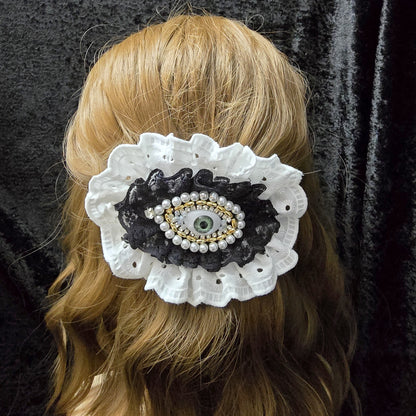 Das Bild zeigt eine tolle Haarspange Auge mit romantischer weiße Rüsche

Die Haarspange, die dich (und alle anderen) im Auge behält 👁️
Diese Haarspange ist nicht nur ein Accessoire – sie ist ein Gesprächsstarter! Mit ihrem mystischen Auge, umrahmt von Strass, goldfarbigen und weißen Kunststoffperlen sowie einer romantischen schwarzen und weißen Rüschen, kombiniert sie einen Hauch von Gothic-Chic mit einer Prise Kurioses.