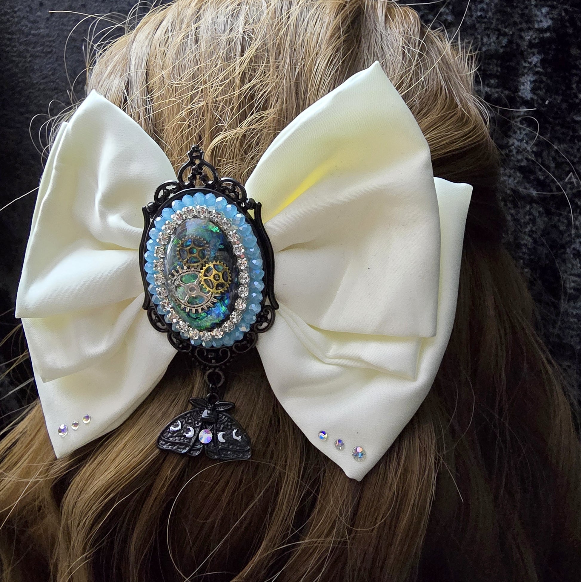 Das Bild zeigt Einzigartige Steampunk Haarspange mit weißer Schleife und handgefertigem Zierteil

Hier trifft sich eine außergewöhnlichen Mischung aus eleganter Romantik und industriellem Flair. 