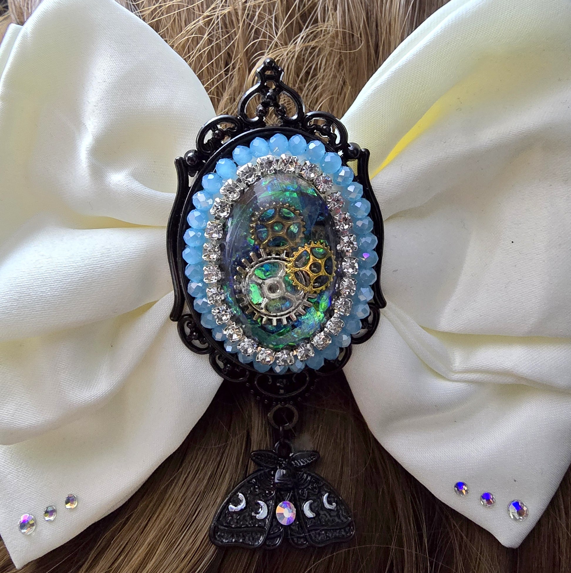 Das Bild zeigt Einzigartige Steampunk Haarspange mit weißer Schleife und handgefertigem Zierteil

Hier trifft sich eine außergewöhnlichen Mischung aus eleganter Romantik und industriellem Flair. 