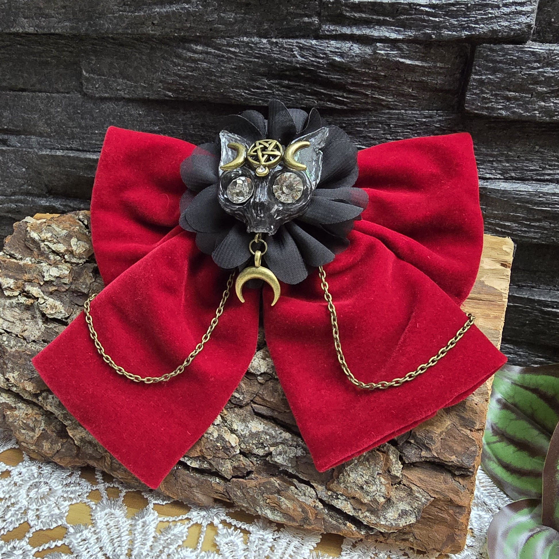 Das Bild zeigt eine aufregende Gothic Haarspange Fledermaus Triple Moon, dunkelroter Samt & Kettchen

Mystik und Eleganz: Haarspange Fledermaus Triple Moon 🌙🦇
Diese außergewöhnliche Haarspange vereint die Magie des Nachthimmels mit der geheimnisvollen Symbolik der Triple Moon und der Eleganz einer Fledermaus. 