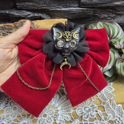 Das Bild zeigt eine aufregende Gothic Haarspange Fledermaus Triple Moon, dunkelroter Samt & Kettchen

Mystik und Eleganz: Haarspange Fledermaus Triple Moon 🌙🦇
Diese außergewöhnliche Haarspange vereint die Magie des Nachthimmels mit der geheimnisvollen Symbolik der Triple Moon und der Eleganz einer Fledermaus. 