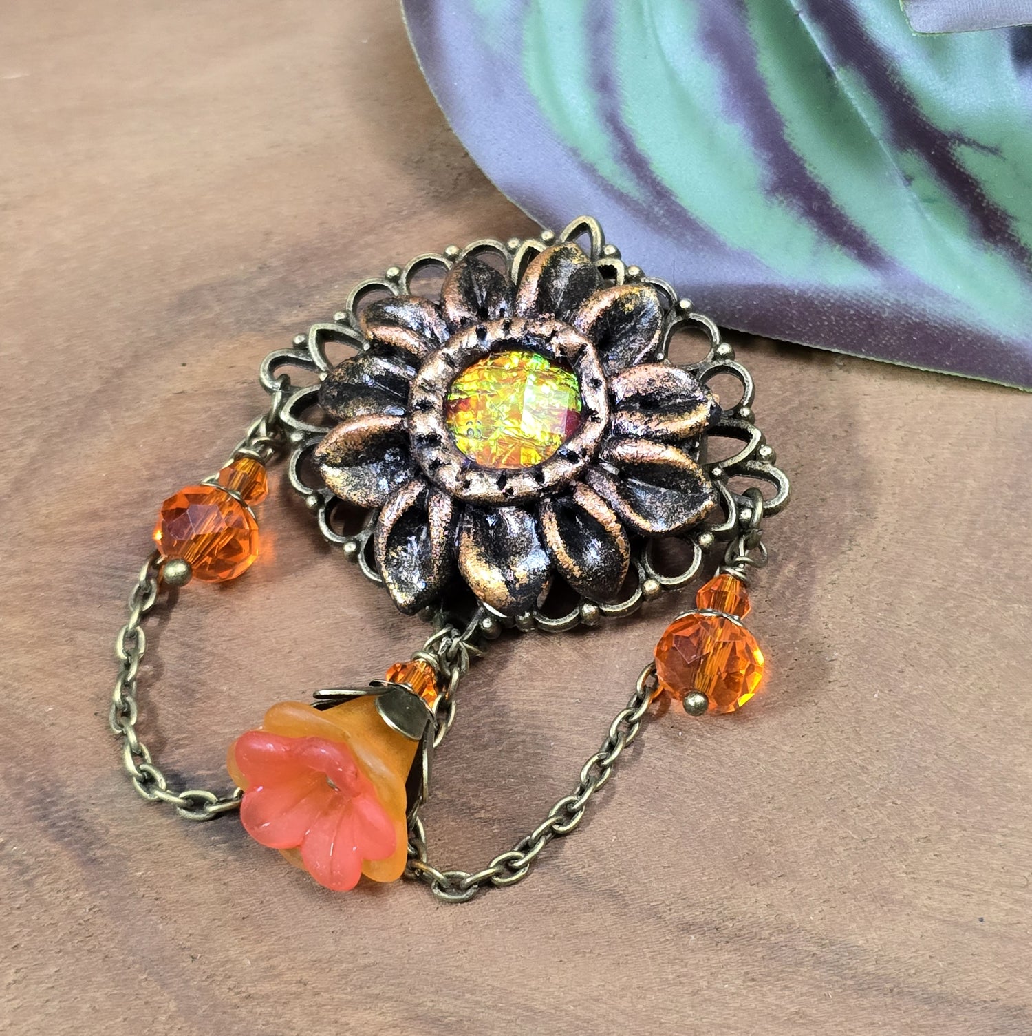 Brosche mit Sonnenblume aus Epoxy Clay, Nostalgie Design, Reversnadel, Anstecknadel, antik Bronze & Orange