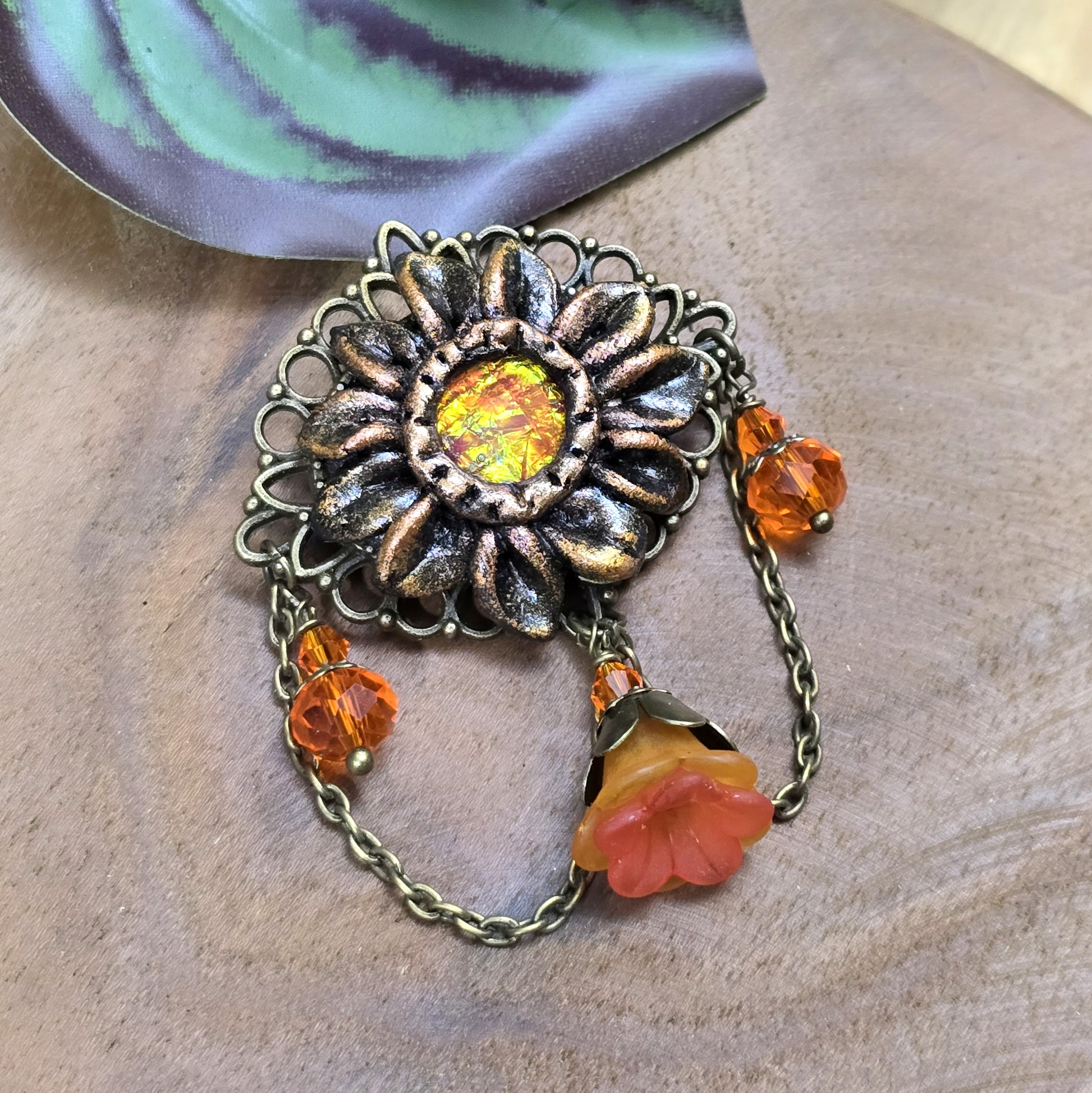 Brosche mit Sonnenblume aus Epoxy Clay, Nostalgie Design, Reversnadel, Anstecknadel, antik Bronze & Orange