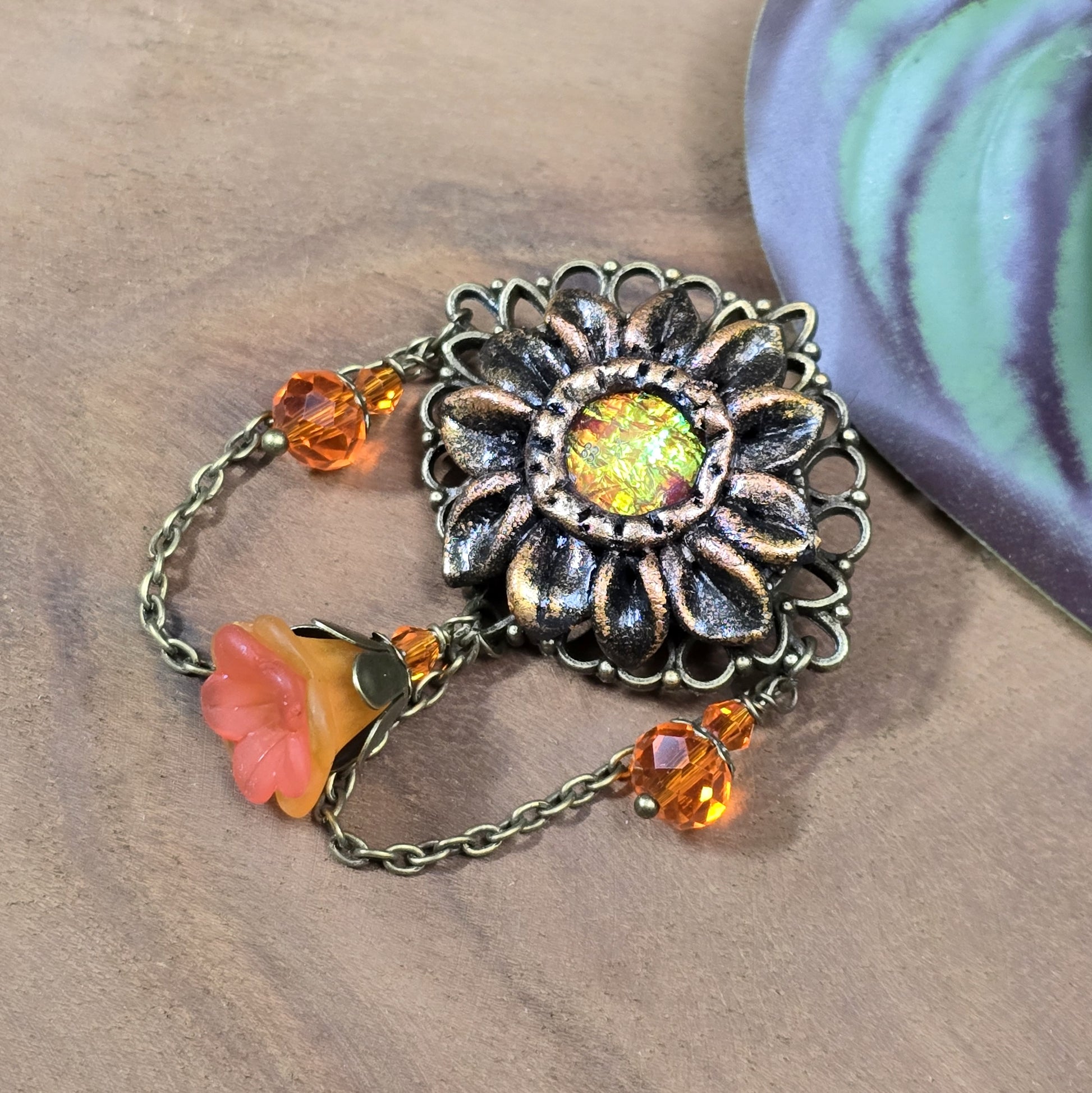 Brosche mit Sonnenblume aus Epoxy Clay, Nostalgie Design, Reversnadel, Anstecknadel, antik Bronze & Orange