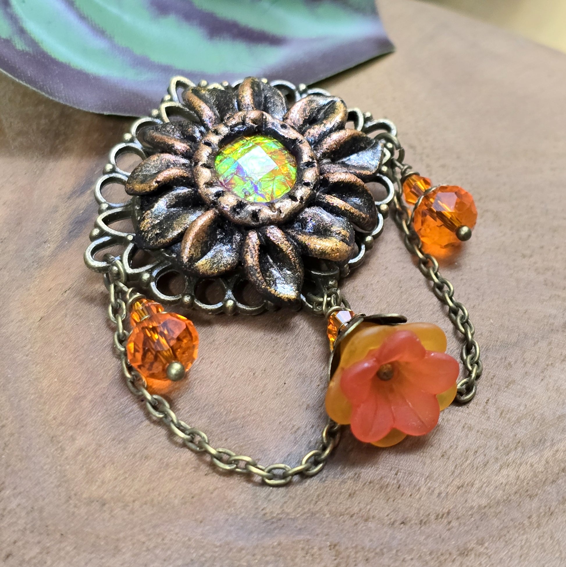 Brosche mit Sonnenblume aus Epoxy Clay, Nostalgie Design, Reversnadel, Anstecknadel, antik Bronze & Orange