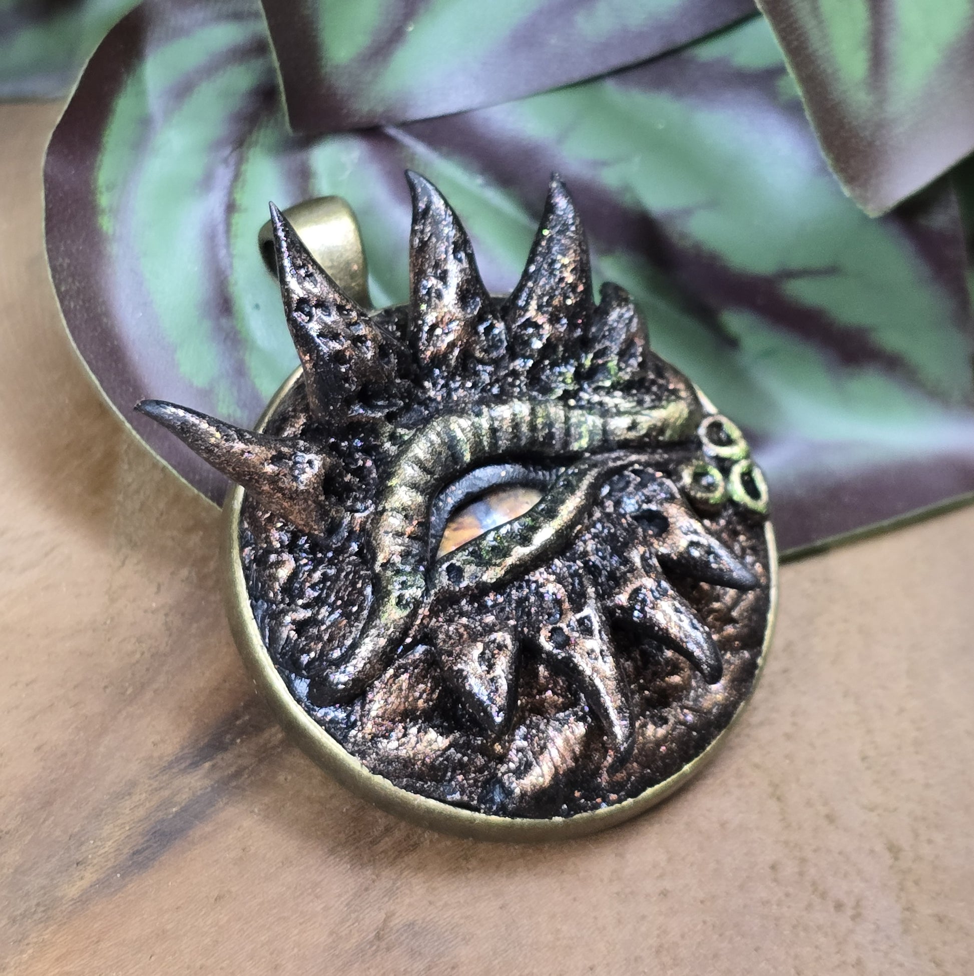 Mystisches Fantasy-Amulett Drachenauge, Schwarz/Rotkupfer – Steampunk Anhänger für Cosplay, LARP oder geheimnisvolle Looks