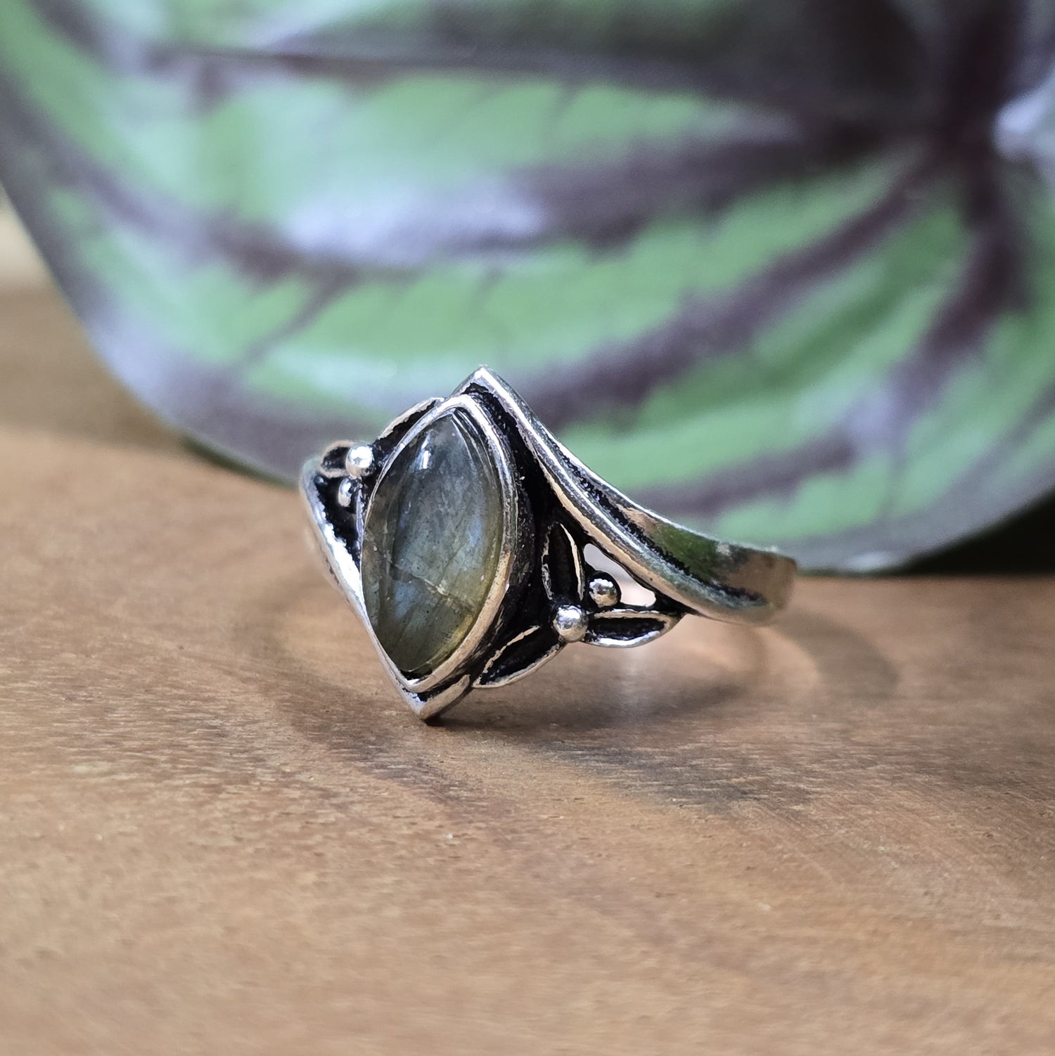 Ring aus .925 Sterling Silber mit navettenförmigem Labradorit