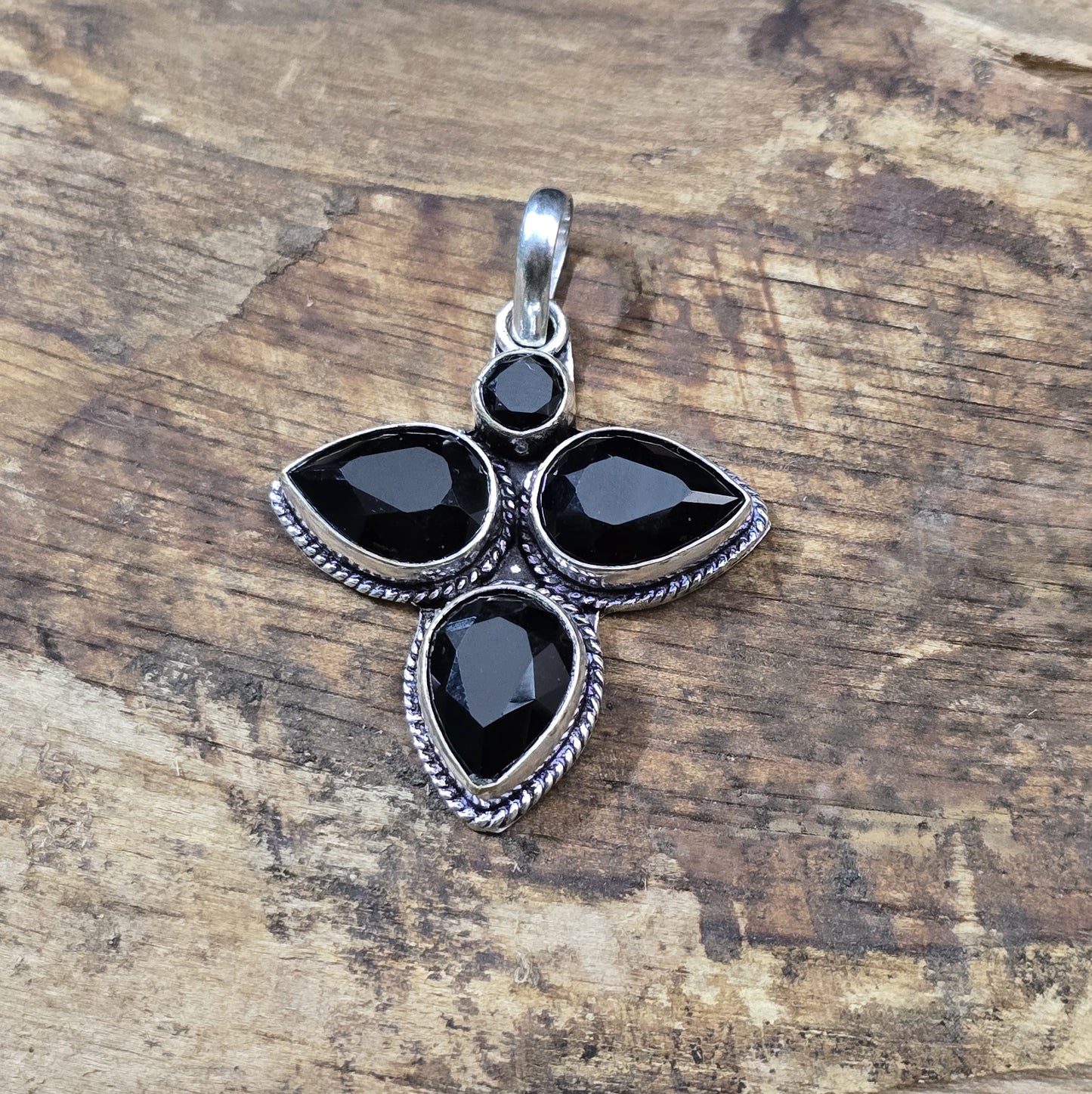 Anhänger .925 Sterling Silber mit 3 facettierten tropfenförmigen Onyxen, angeordnet in einer Triquerta und einem kleinen facettierten rundem Onyx darüber, Kettenanhänger