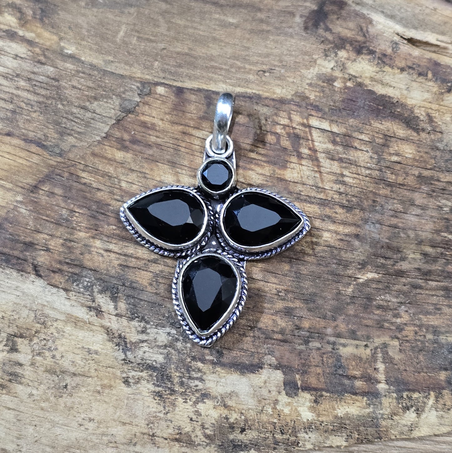 Anhänger .925 Sterling Silber mit 3 facettierten tropfenförmigen Onyxen, angeordnet in einer Triquerta und einem kleinen facettierten rundem Onyx darüber, Kettenanhänger