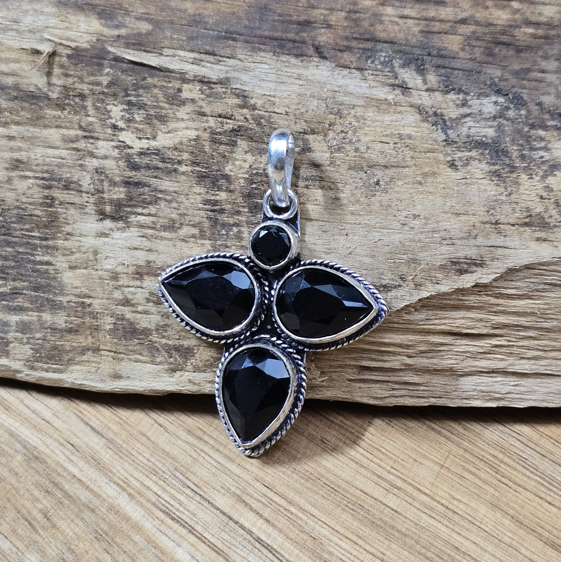 Anhänger .925 Sterling Silber mit 3 facettierten tropfenförmigen Onyxen, angeordnet in einer Triquerta und einem kleinen facettierten rundem Onyx darüber, Kettenanhänger