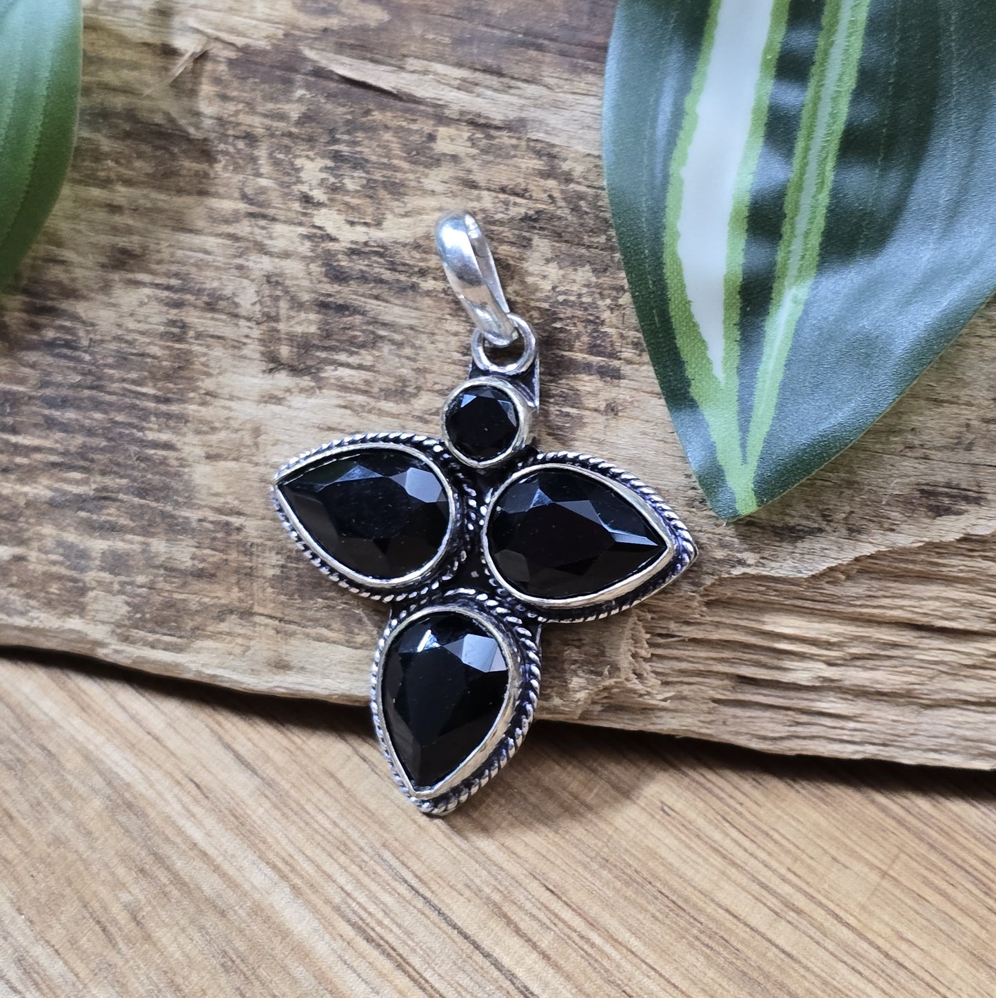 Anhänger .925 Sterling Silber mit 3 facettierten tropfenförmigen Onyxen, angeordnet in einer Triquerta und einem kleinen facettierten rundem Onyx darüber, Kettenanhänger