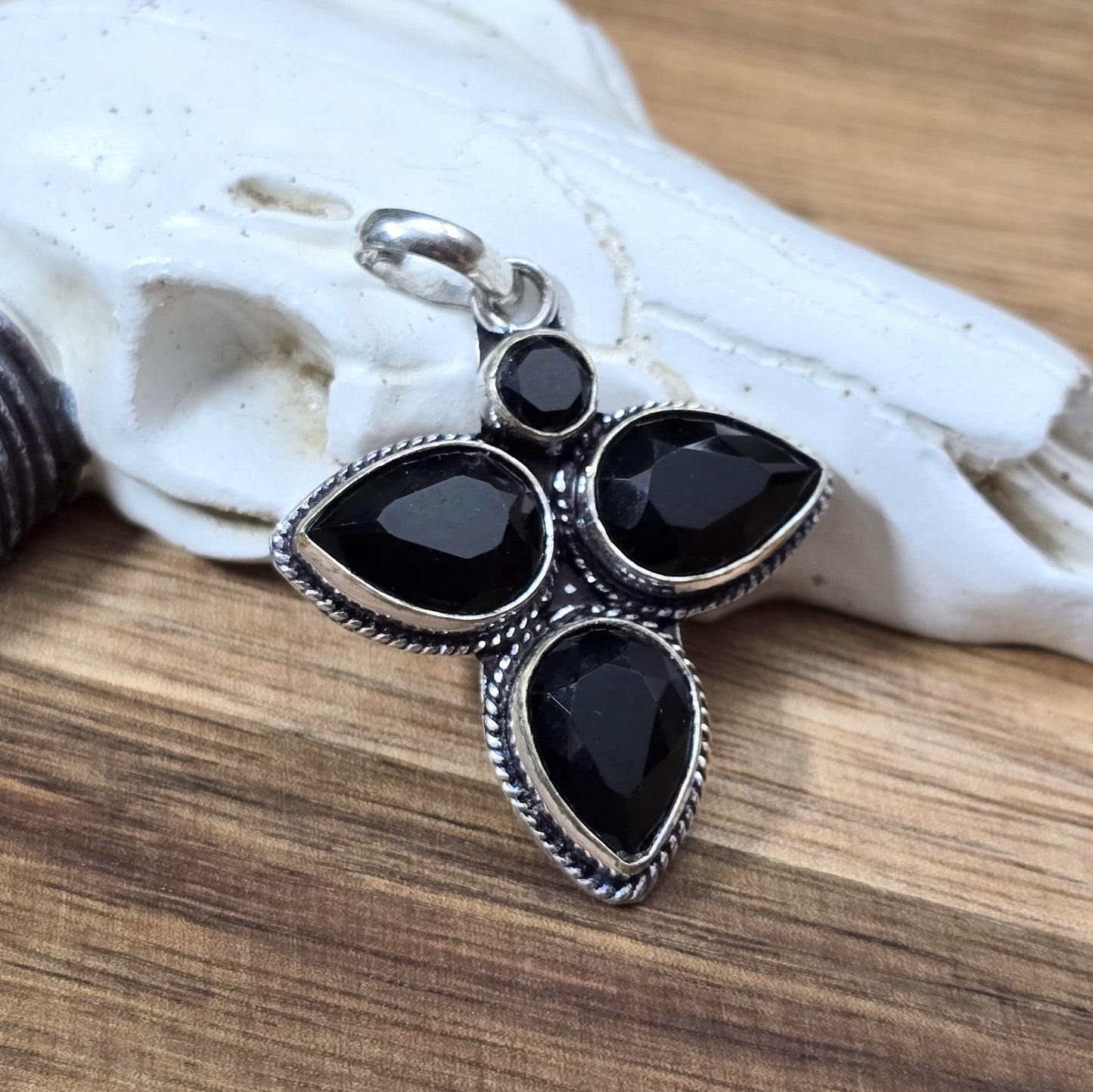 Anhänger .925 Sterling Silber mit 3 facettierten tropfenförmigen Onyxen, angeordnet in einer Triquerta und einem kleinen facettierten rundem Onyx darüber, Kettenanhänger