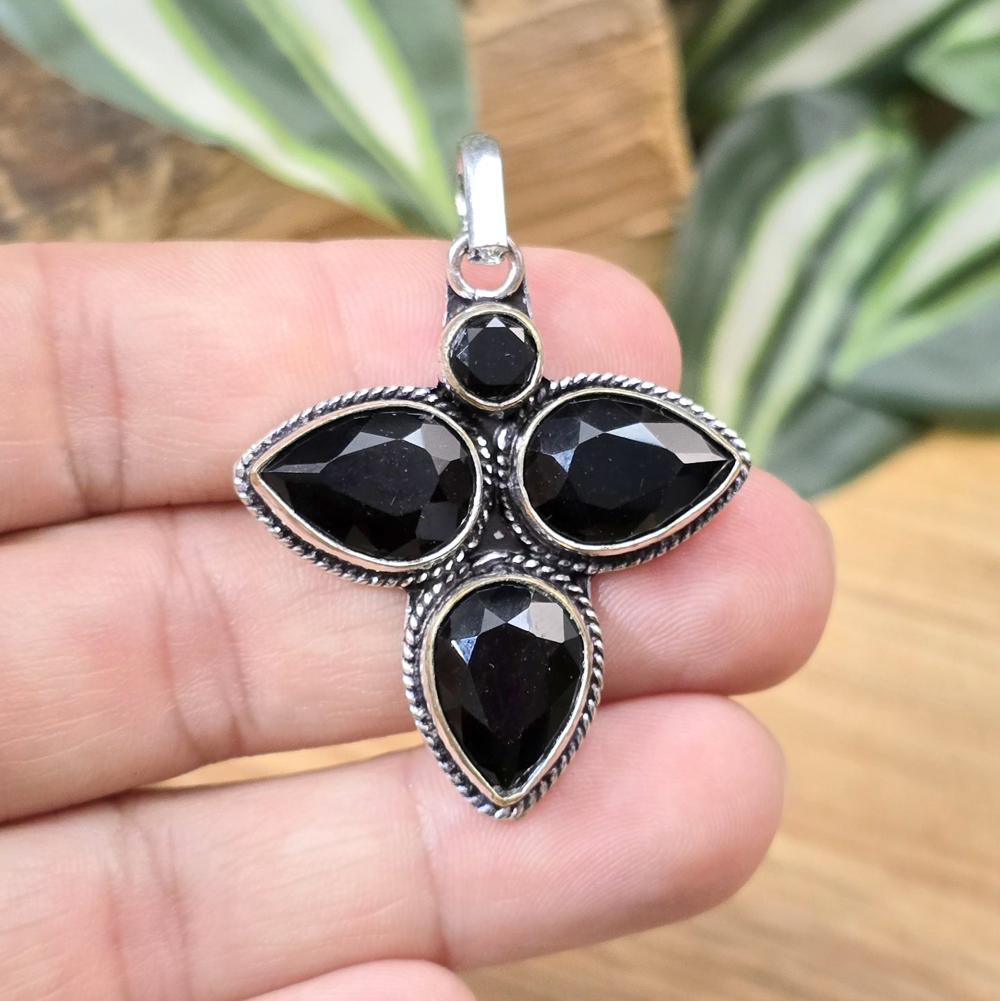 Anhänger .925 Sterling Silber mit 3 facettierten tropfenförmigen Onyxen, angeordnet in einer Triquerta und einem kleinen facettierten rundem Onyx darüber, Kettenanhänger