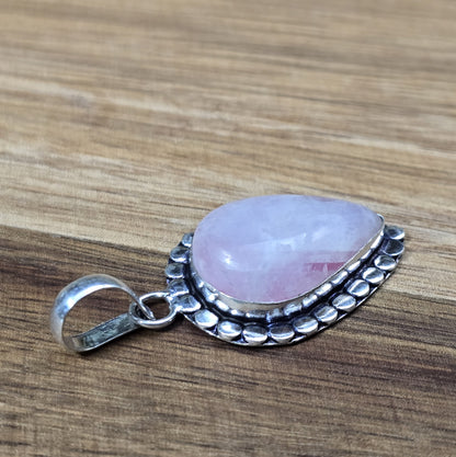 Anhänger aus .925 Sterling Silber mit Rosa Quarz in umgekehrter Tropfenform – Dein Begleiter für Liebe, Heilung und Selbstfürsorge