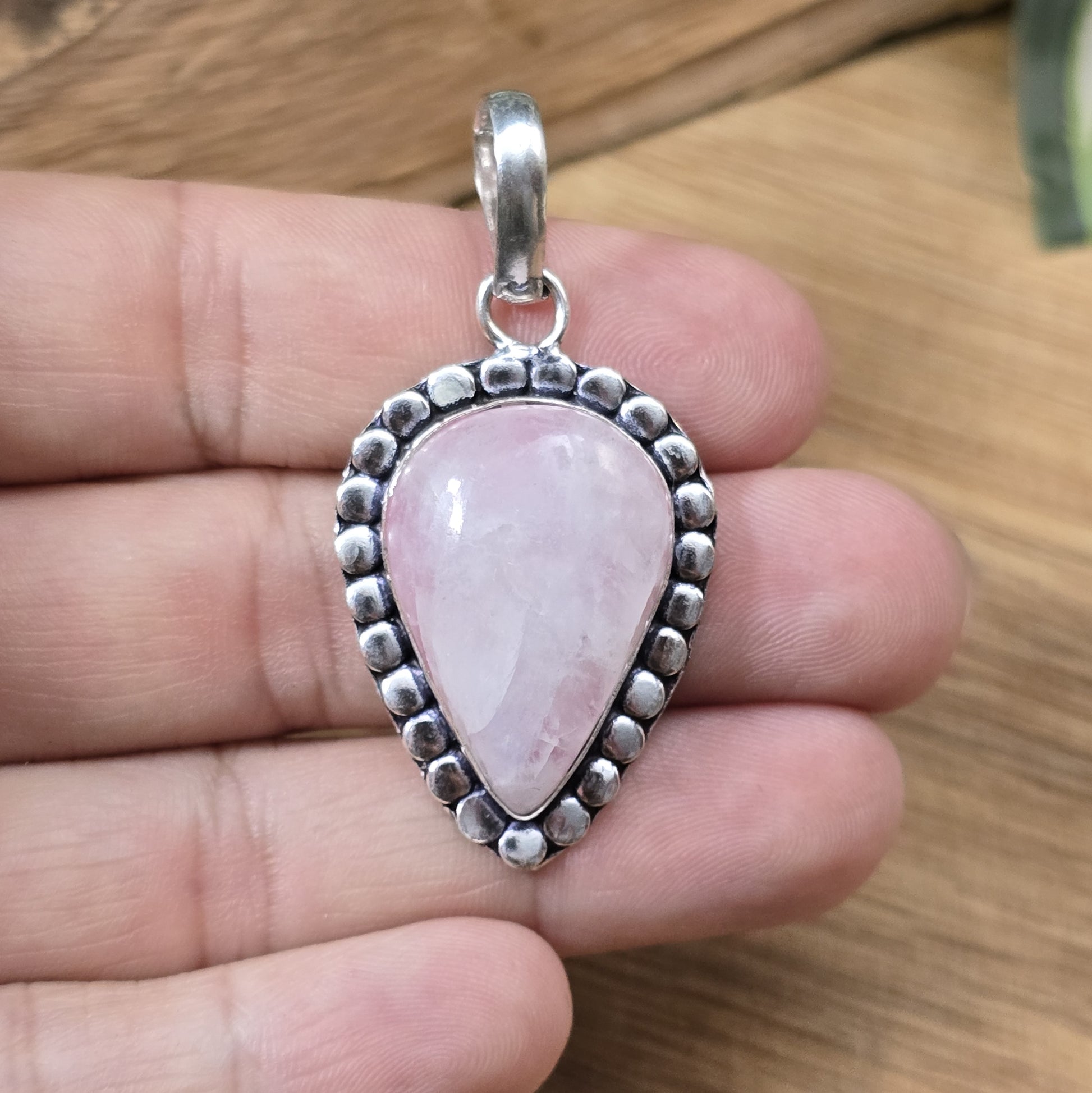 Anhänger aus .925 Sterling Silber mit Rosa Quarz in umgekehrter Tropfenform – Dein Begleiter für Liebe, Heilung und Selbstfürsorge