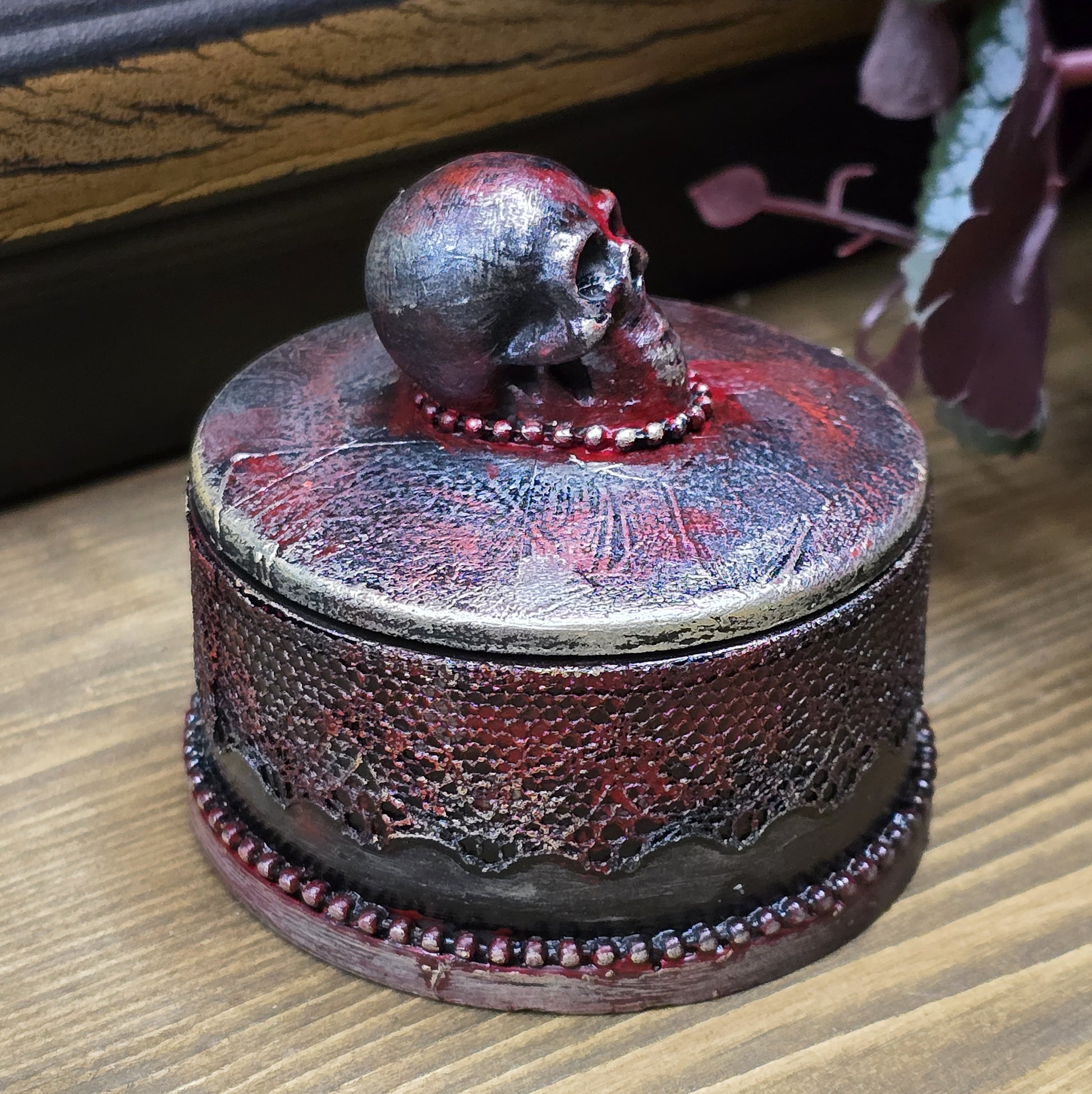 Das Bild zeigt eine gandgemachte Schmuckdose mit Totenkopf, Punk Stil, Rockabilly, Totenkopfliebe, Gothic Style

Ein Hauch von Dunkelheit und Rebellion erwartet dich mit dieser einzigartigen handgemachten Schmuckdose im unverwechselbaren Punk-Gothic-Stil. 